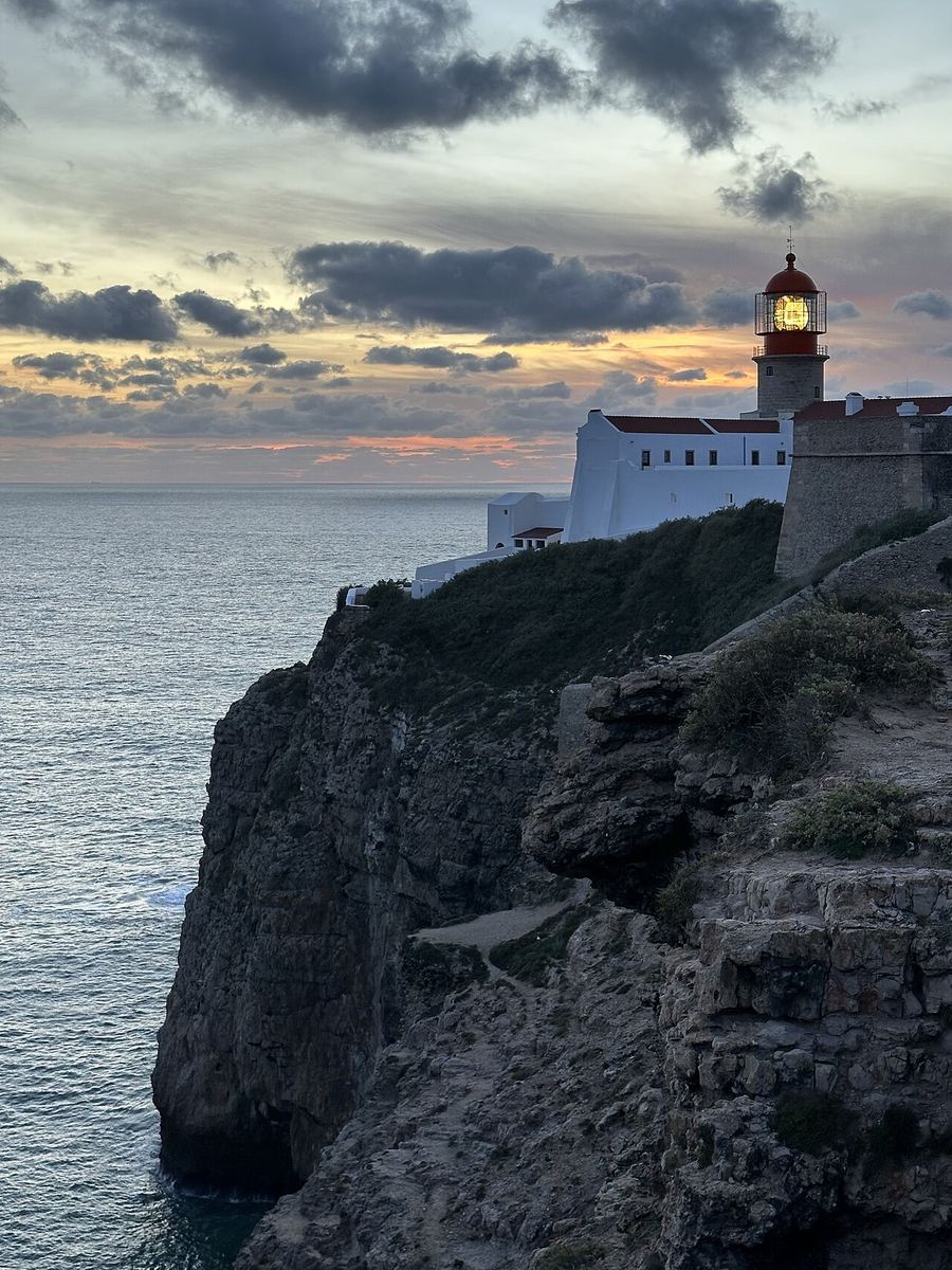 Faro del Cabo de San Vicente al anochecer, sobre el acantilado